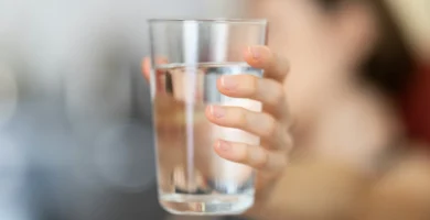 ¿Cuántos vasos de agua hay que tomar al día?